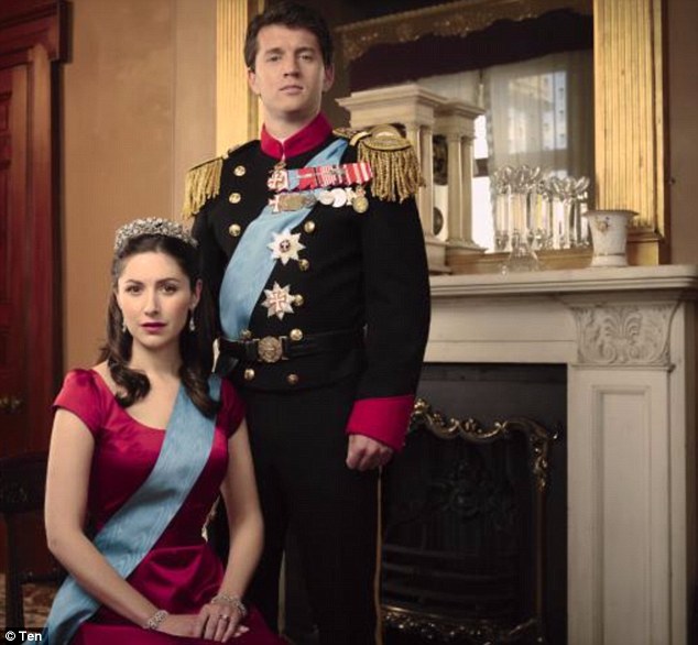 2c9ee62400000578-3244215-replica_royals_the_stars_of_channel-a-62_1442896516420