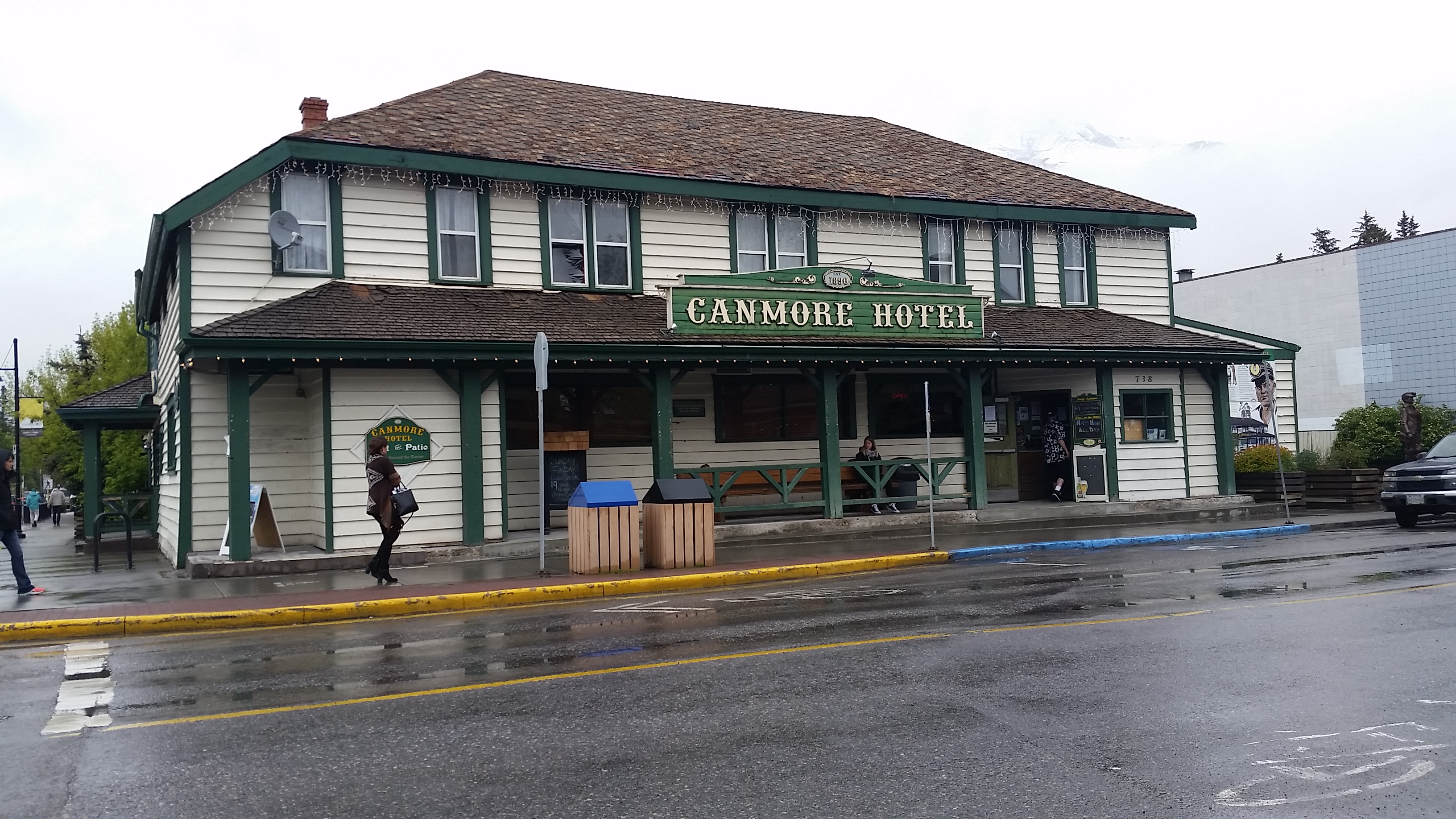 Canmore Hotel.jpg