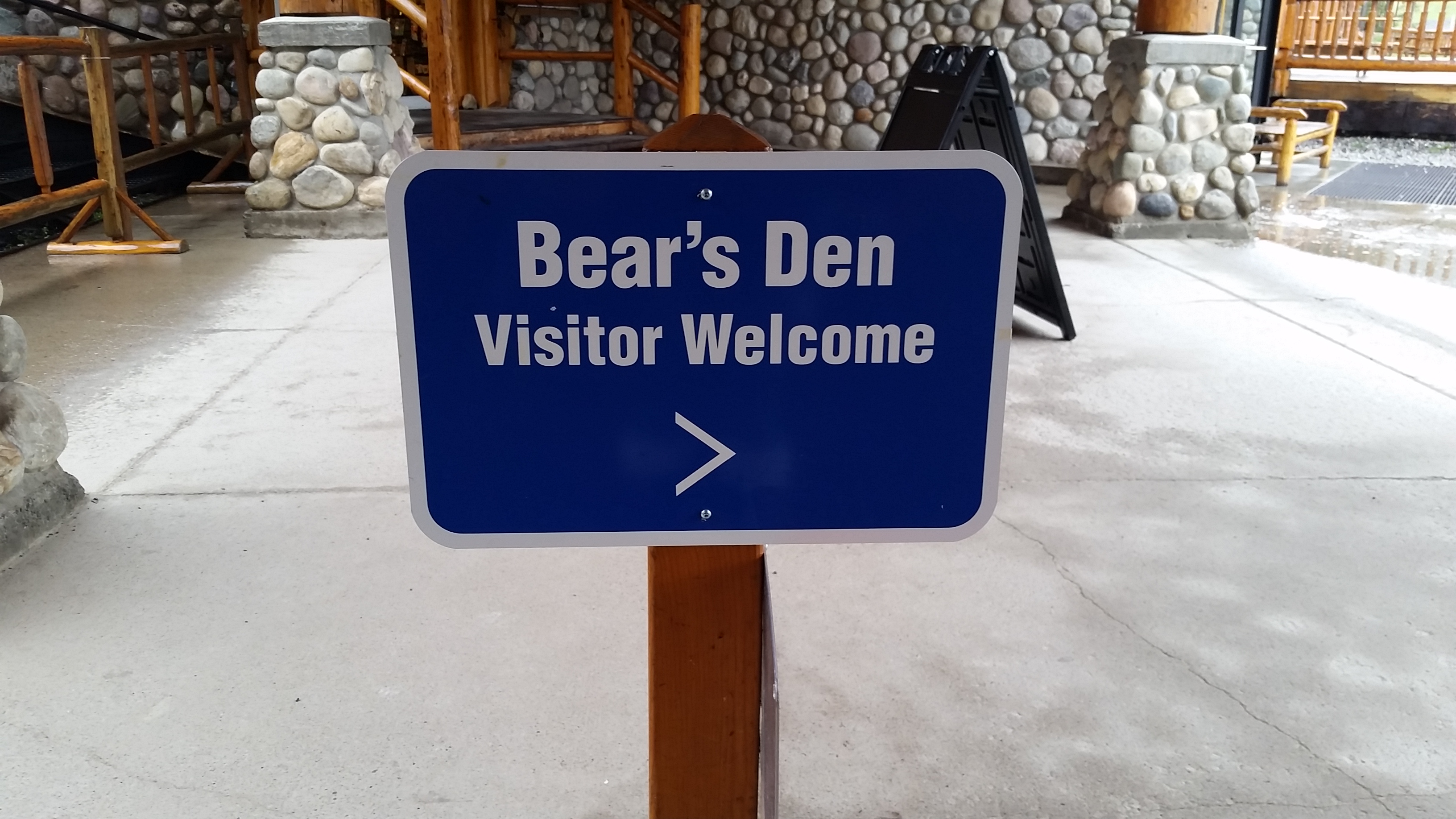 Lake Louise bears den.jpg image