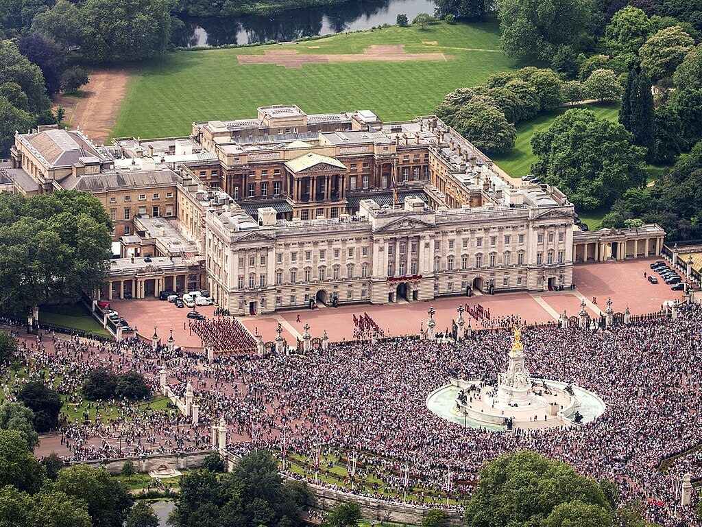 Crowds outside of Buckingham Palace