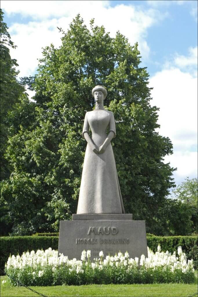 Quen Maud of Wales statue at Royal Palace in Oslo